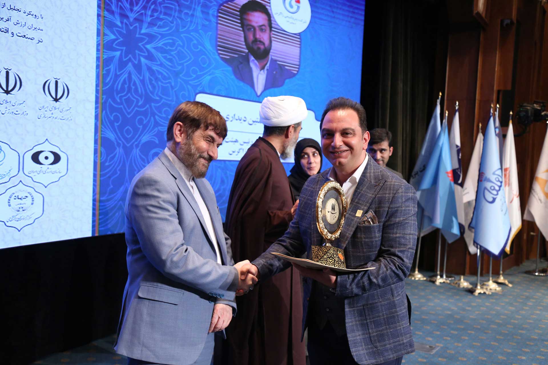 اعطای نشان عالی مدیر سال 1403 به مدیر عامل شرکت پردازشگران فلز تیام